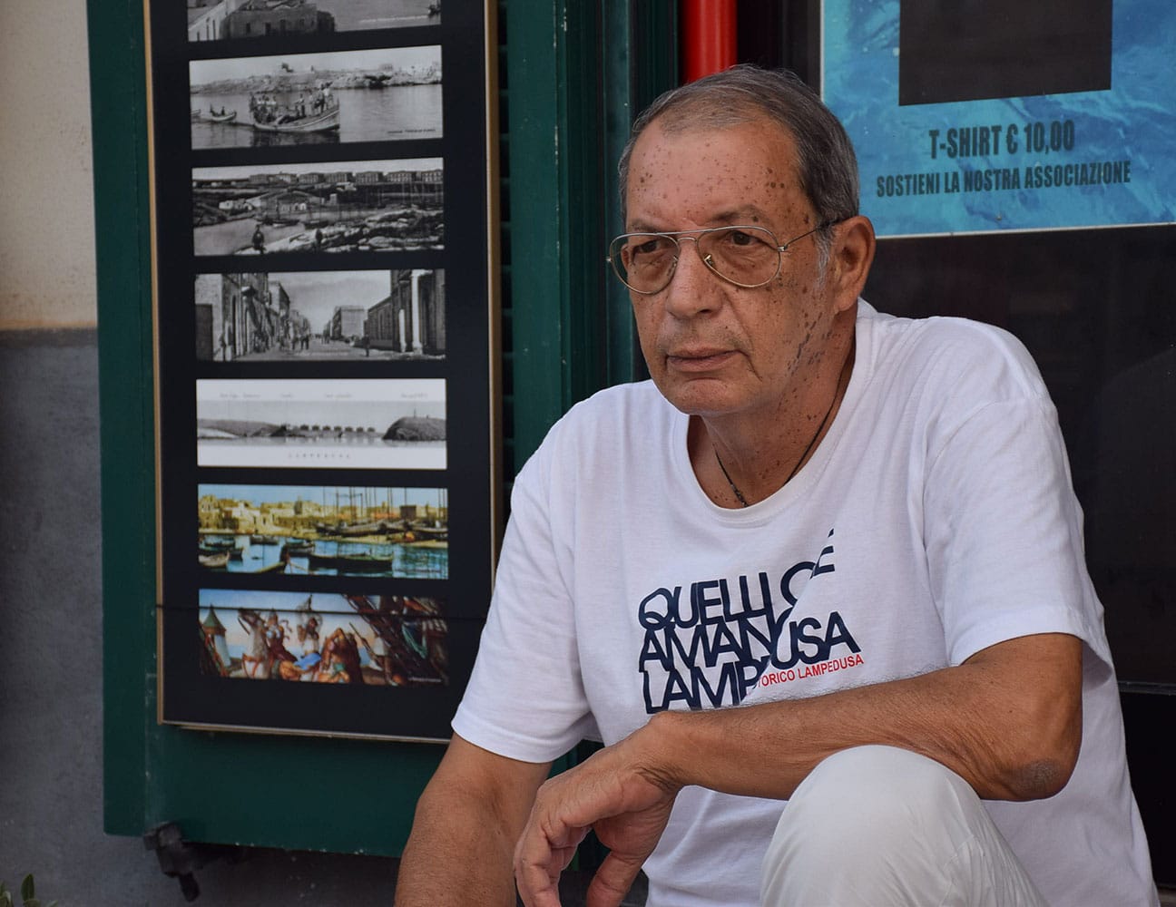 Nino Taranto seduto di fronte al "suo" Archivio Storico a Lampedusa - Foto di Maria Zullo